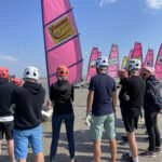 Briefing par des moniteurs de char à voile, diplômés BE, avant de s'élancer sur la plage près de Saint-Malo, bien équipé.